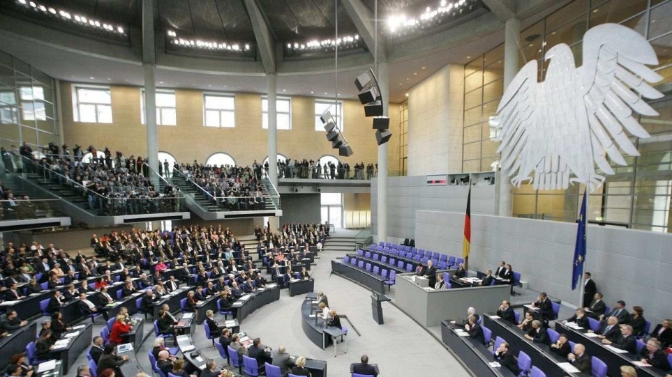 Σάλος στη Γερμανία για τα πιστοποιητικά των βουλευτών που διαρκούν έξι μήνες αντί για τρεις