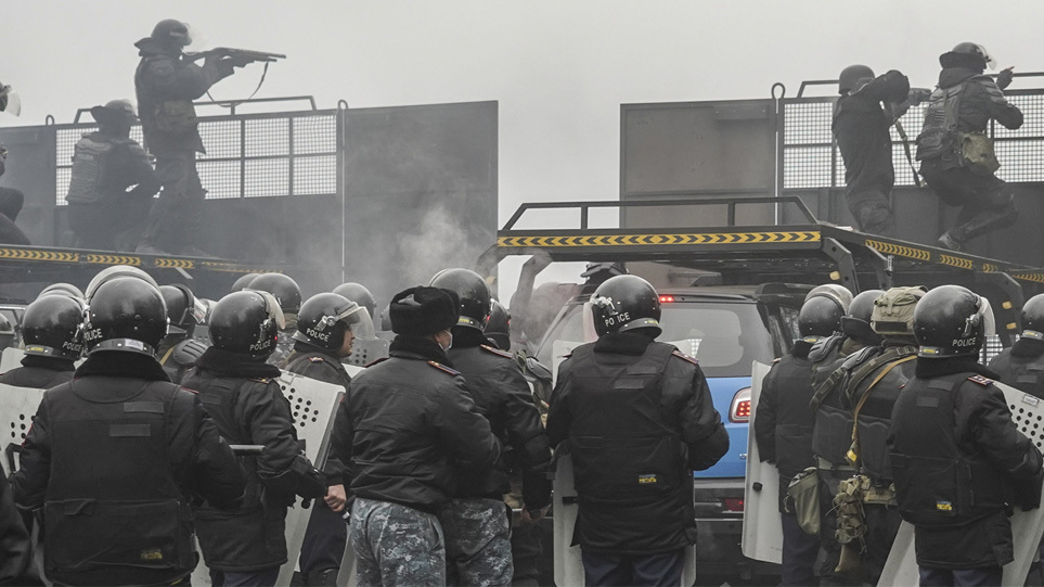 Χάος στο Καζακστάν, διαδηλωτές κατέλαβαν το αεροδρόμιο του Αλμάτι – Νεκροί και τραυματίες στο Αλμάτι