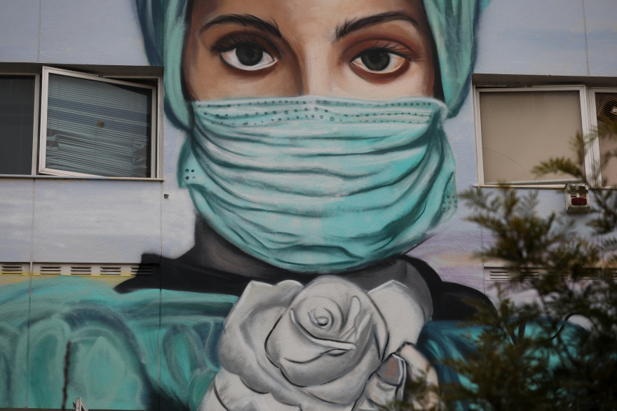 "Η νοσηλεύτρια με το λευκό τριαντάφυλλο" – Το εντυπωσιακό γκράφιτι στο Τζάνειο αφιερωμένο στους ήρωες της πανδημίας