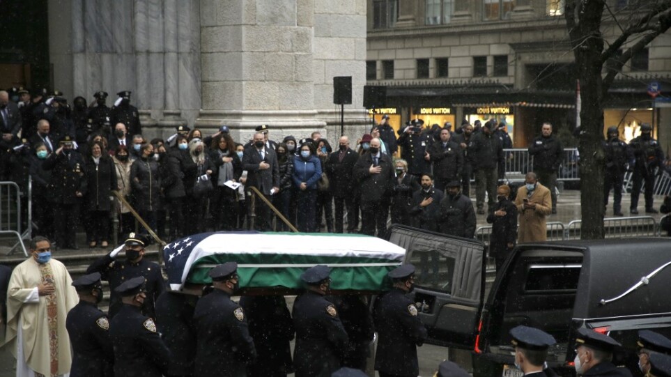 Χιλίαδες αστυνομικοί στη Νέα Υόρκη απέτισαν φόρο τιμής σε συνάδελφό τους που σκοτώθηκε εν ώρα καθήκοντος