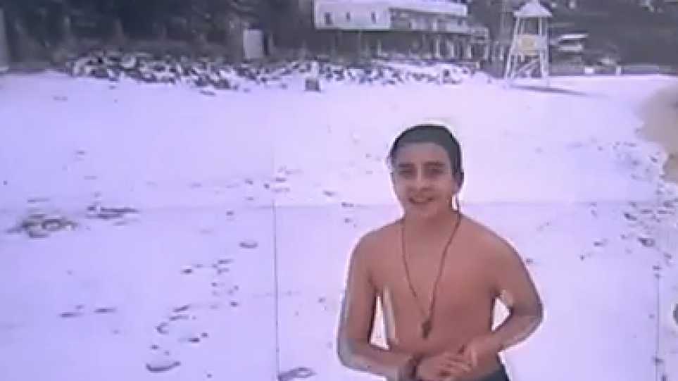 Μύκονος: Έκανε μπάνιο στη χιονισμένη Ψαρρού μπροστά στην κάμερα