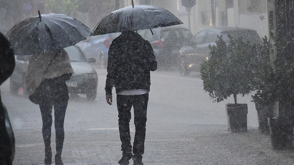 Καιρός: Καταιγίδες, λασποβροχές και χαλοζοπτώσεις το Σάββατο – Πότε τελειώνουν οι Αλκυονίδες