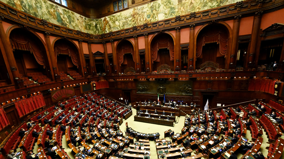 Ιταλία: Με αυτοκίνητο, πεζή ή με μοτοσικλέτα θα ψηφίσουν οι βουλευτές που είναι θετικοί στον κορωνοϊό