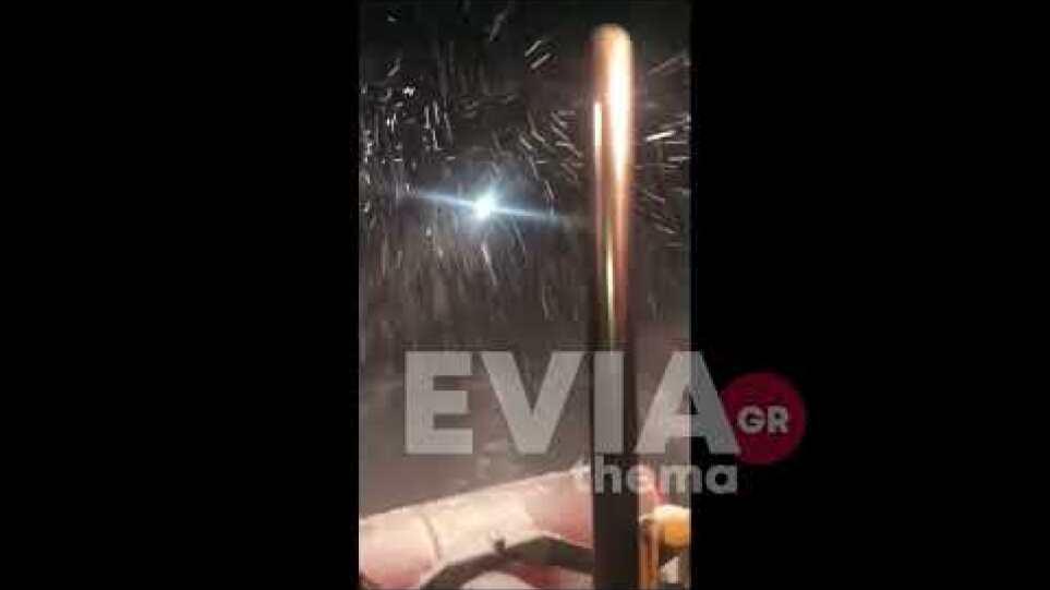 Εύβοια: Μάχη με τον χιονιά σε Κύμη και Κριεζά