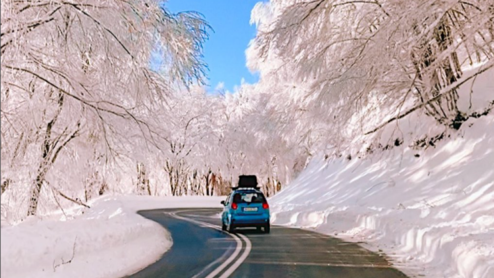 Φλώρινα: Η ονειρική ομορφιά ενός χιονισμένου δρόμου έγινε το απόλυτο viral