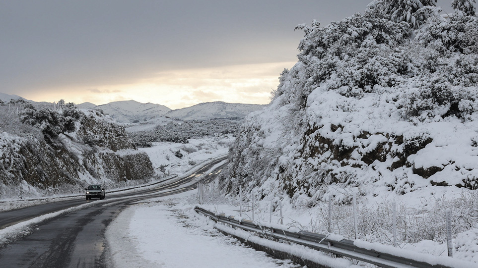 Κακοκαιρία: Χιόνια σε πολλές περιοχές της χώρας – Πού χρειάζονται αντιολισθητικές αλυσίδες