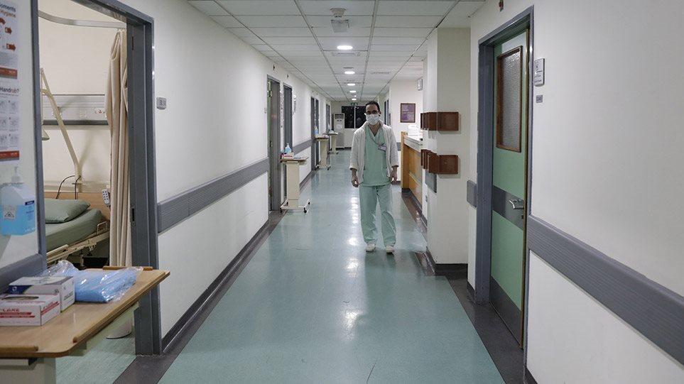 Καπραβέλος: Οι μεταλλάξεις Δέλτα και Όμικρον του κορωνοϊού συνυπάρχουν στα νοσοκομεία