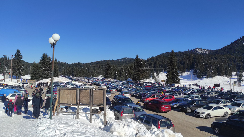 Χαμός στο Περτούλι! Ουρές χιλιομέτρων για το χιονοδρομικό κέντρο την Κυριακή