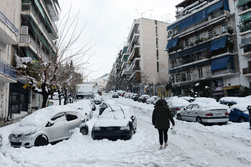 Ξένα ΜΜΕ για κακοκαιρία «Ελπίς»: Σπάνια χιονοθύελλα πλήττει την Αθήνα και «παγώνει» σχολεία και αεροδρόμιο