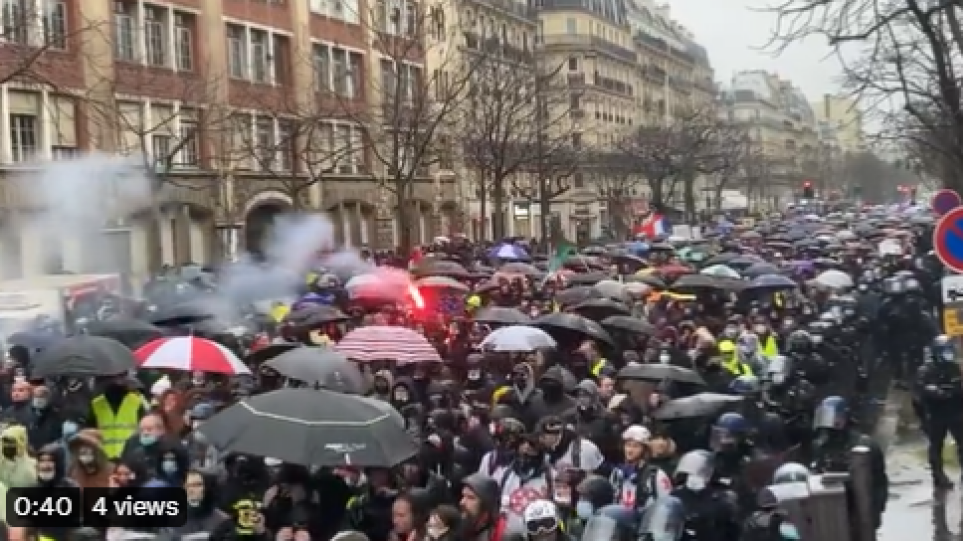 Γαλλία: Πάνω από 100.000 αντιεμβολιαστές διαδηλώνουν για να «τσαντίσουν» τον Μακρόν