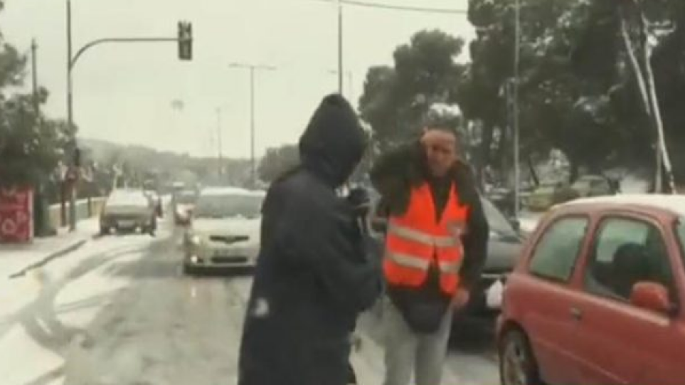 Απίστευτο βίντεο: Διανομέας «ρύθμιζε» την κυκλοφορία στη Λεωφόρο Μαραθώνιος