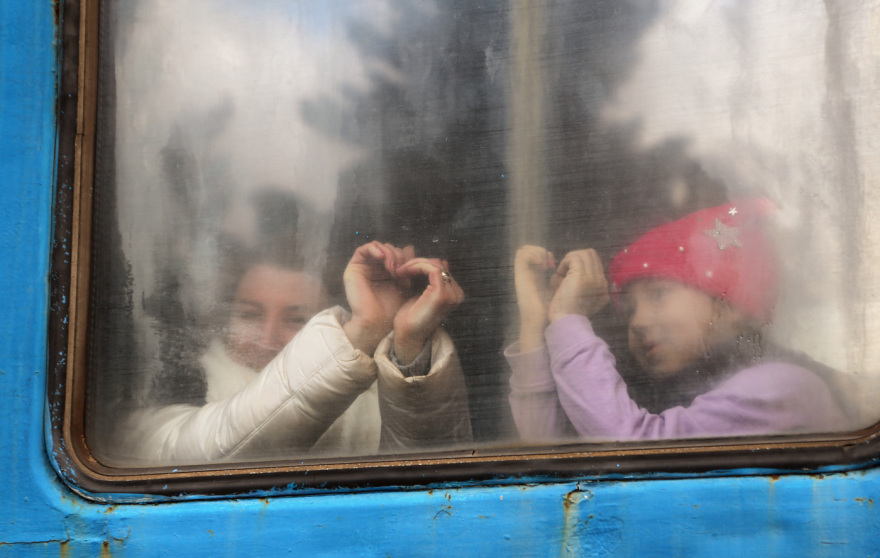 Ουκρανική κρίση: Δραματική στιγμές σε Ντόνετσκ και Λουγκάνσκ, αποχωρούν μαζικά οι άμαχοι – Δείτε φωτογραφίες και βίντεο