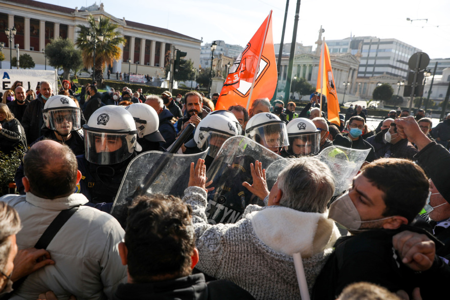 Ένας αστυνομικός τραυματίστηκε στα επεισόδια σε συγκέντρωση υγειονομικών στο κέντρο της Αθήνας