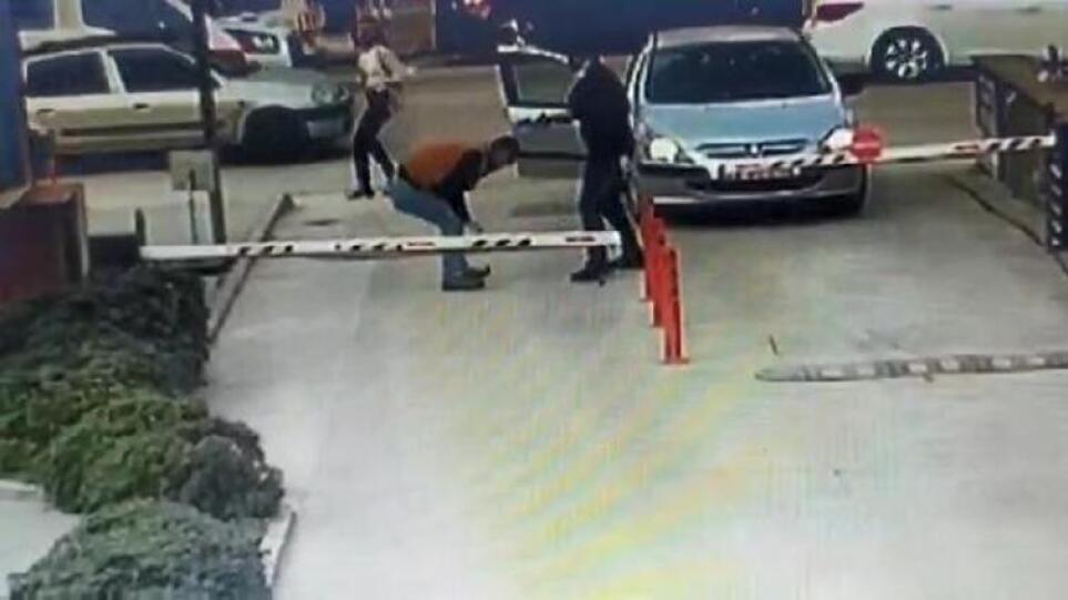 Τούρκος αστυνομικός σκότωσε στη μέση του δρόμου την πρώην του που ήταν στο αμάξι με άλλον άνδρα – Προσοχή, σκληρό βίντεο