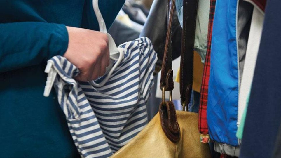 Πάτρα: Πελάτισσες οπλισμένες με σουγιά έκλεψαν ρούχα από μαγαζί
