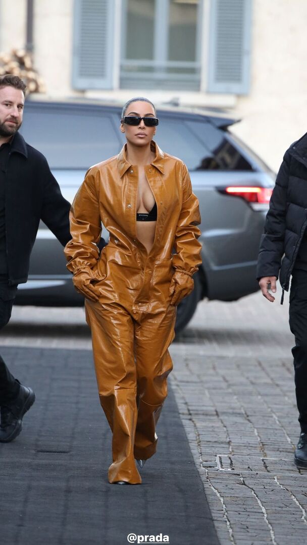 Για την Kim Kardashian, τα ωραιότερα ρούχα βρίσκονται στην αντρική συλλογή του οίκου Prada