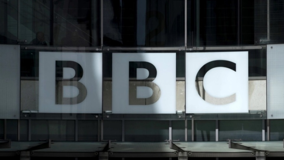 Bρετανία: Εργαζόμενη του BBC καταγγέλλει ότι τη βίασαν σε γυρίσματα εκπομπής