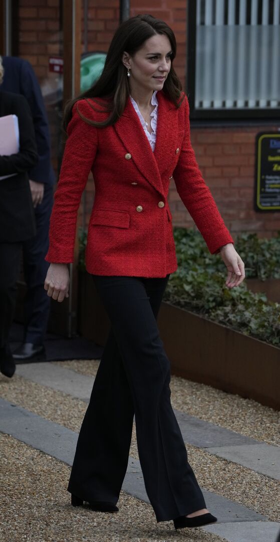 Η Kate Middleton και το κόκκινο σακάκι από το αγαπημένο της economy brand