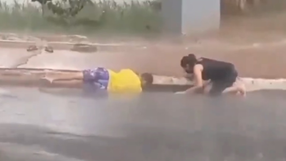 Συγκινητικό βίντεο: Ο απεγκλωβισμός σκυλίτσας με τα κουτάβια της μέσα από πλημμυρισμένο φρεάτιο