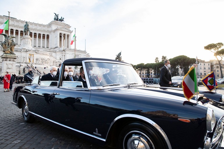 Ο Πρόεδρος της Ιταλικής Δημοκρατίας Sergio Mattarella επέστρεψε στο Palazzo del Quirinale με την Προεδρική Lancia Flaminia 
