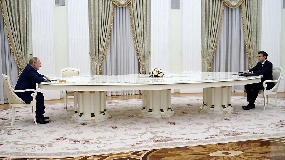 Γιατί ο Πούτιν έβαλε τον Μακρόν να καθίσει στο τραπέζι «παγοδρόμιο»