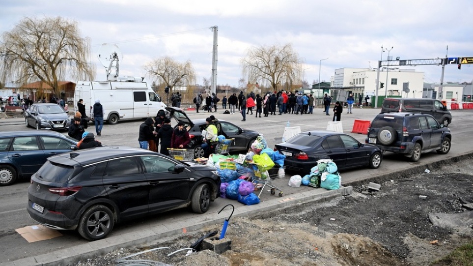 Πόλεμος στην Ουκρανία: Χιλιάδες πρόσφυγες περιμένουν στα σύνορα για να περάσουν στην Πολωνία