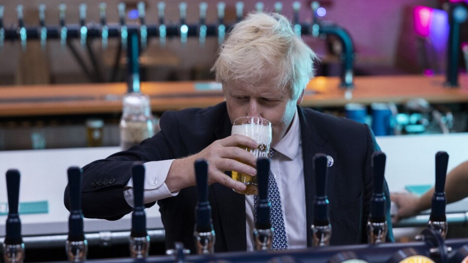Λύνεται το μυστήριο του «partygate»: Ο Τζόνσον εντοπίστηκε σε φωτογραφία να κρατάει ένα ποτήρι μπύρα