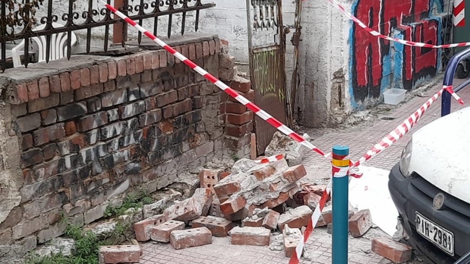 Νεαρός καταπλακώθηκε από τοίχο στο κέντρο της Λάρισας και σκοτώθηκε