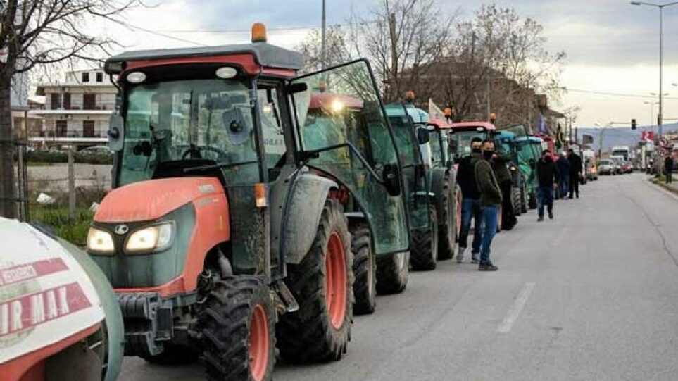 Αγρότες με τα τρακτέρ τους απέκλεισαν συμβολικά το κτίριο της Περιφέρειας στην Κοζάνη