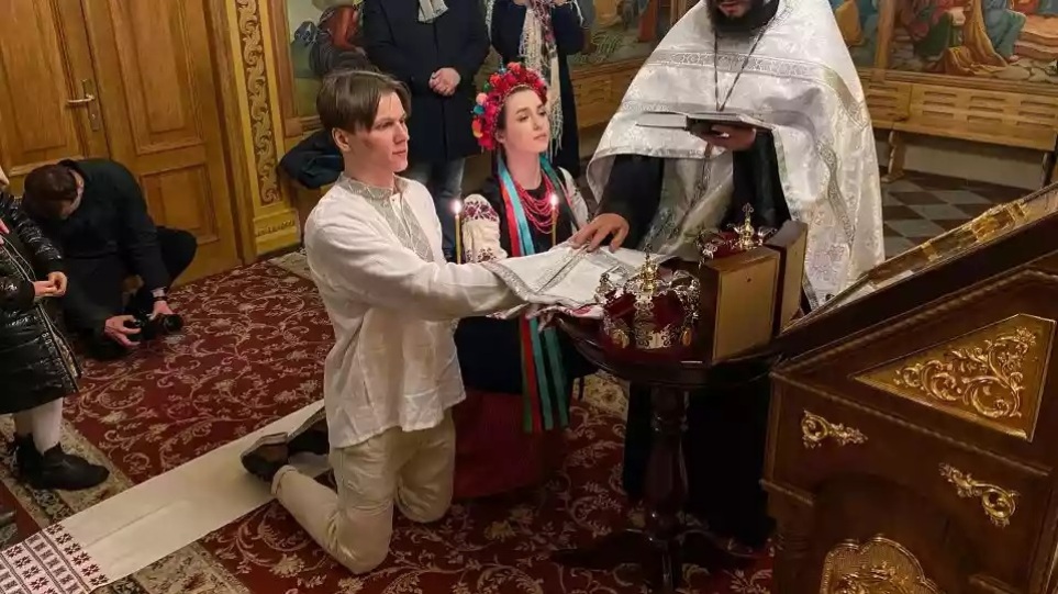 Εισβολή στην Ουκρανία: Ζευγάρι παντρεύτηκε στο μοναστήρι του Αγίου Μιχαήλ του Κιέβου εν μέσω επιθέσεων