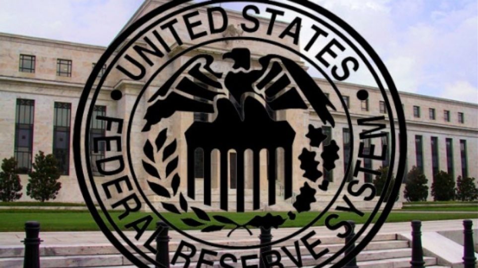 Bloomberg: Η αύξηση των επιτοκίων από τη Fed «τρομάζει« το δολάριο