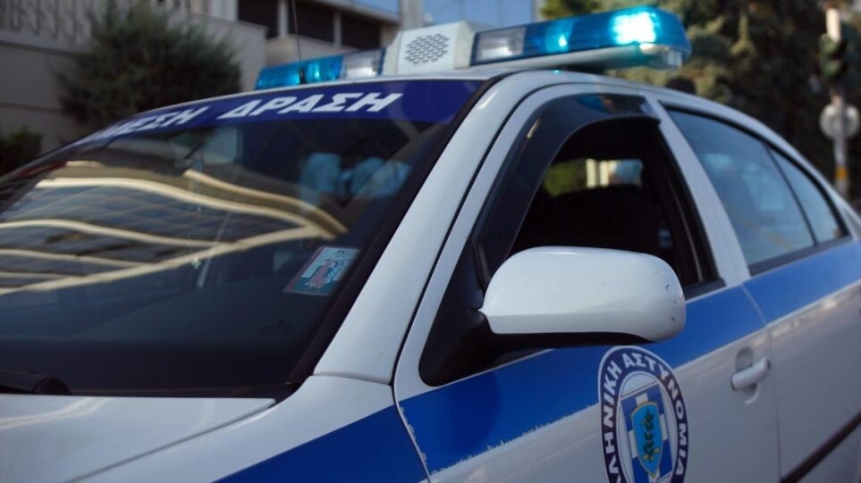Τρόμος στην Εύβοια: Άγνωστος κουκουλοφόρος κυκλοφορεί με τσεκούρι στους δρόμους της Νέας Αρτάκης