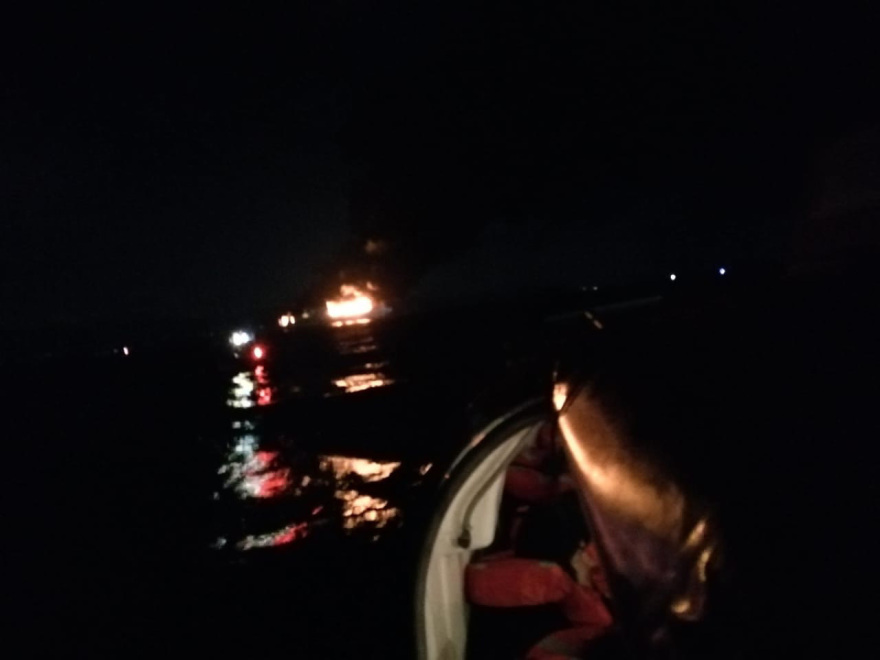 Φωτιά σε πλοίο στην Κέρκυρα: Οι διασωθέντες επιβιβάζονται σε σωστικές λέμβους