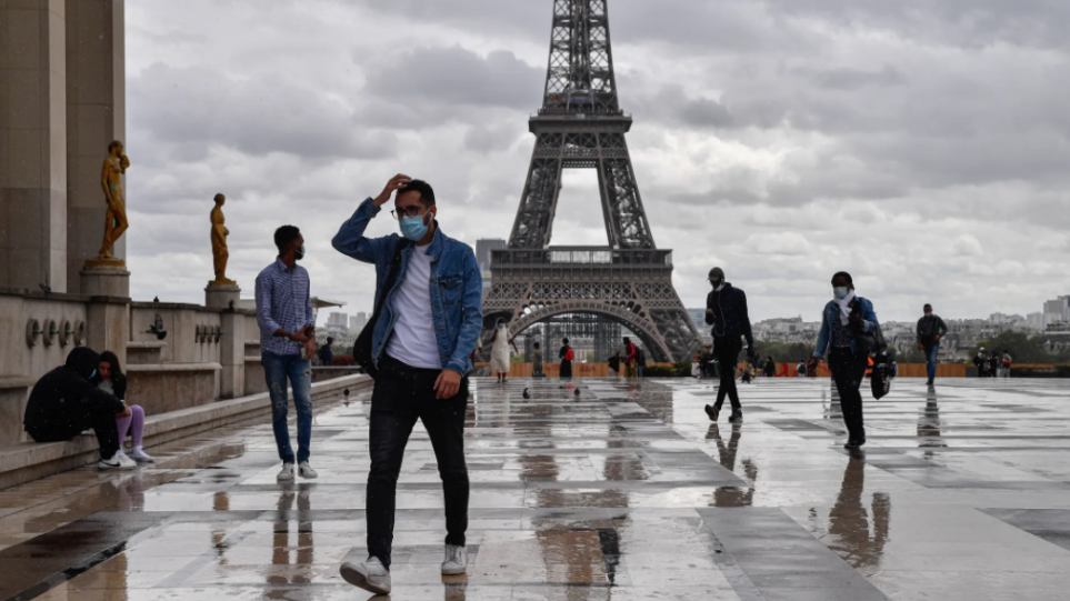 Γαλλία: Γίνεται η τρίτη ευρωπαϊκή χώρα που χαλαρώνει τα μέτρα της για τον κορωνοϊό