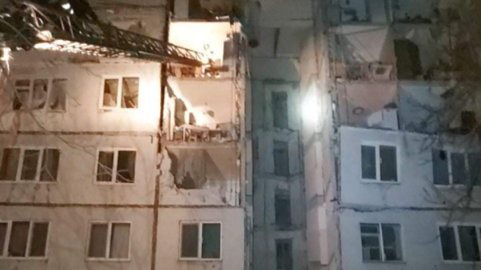 Εισβολή στην Ουκρανία: Νεκρή γυναίκα σε βομβαρδισμό κτιρίου στο Χάρκοβο