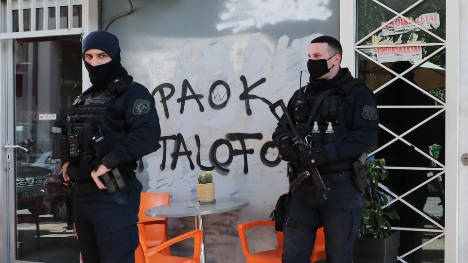 Θεσσαλονίκη – Καταγγελία από αστυνομικό: «Ομάδες μεταφέρουν στους σάκους τους τα καπνογόνα των οπαδών»