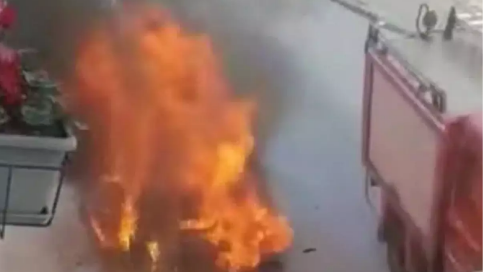 Η στιγμή που αυτοκίνητο στην Πάτρα τυλίγεται στις φλόγες και καίγεται ολοσχερώς