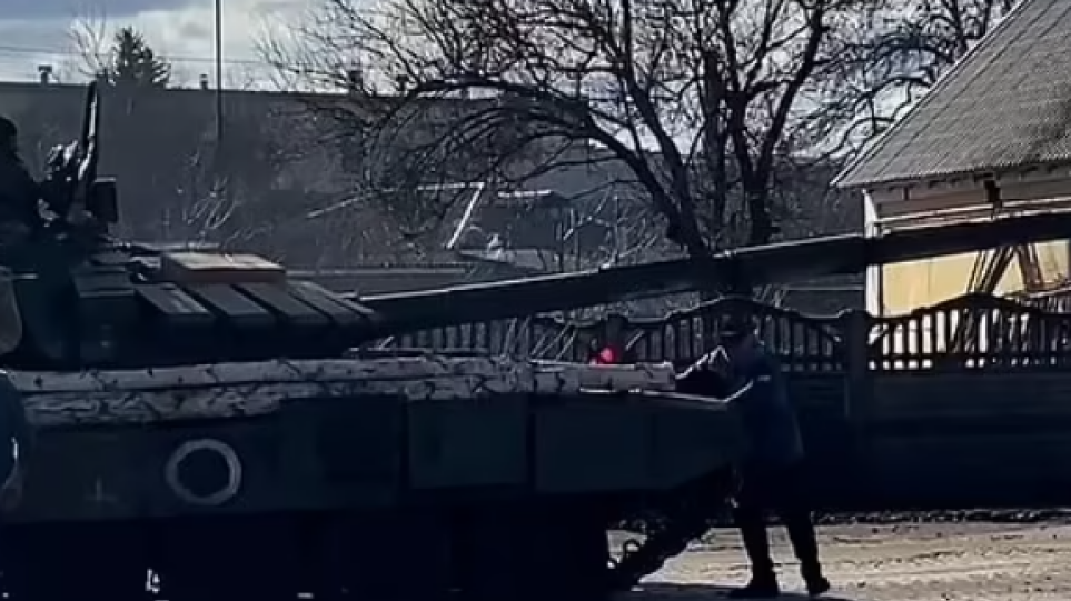 Η Τιεν Αν Μεν της Ουκρανίας: Πολίτης σκαρφαλώνει σε ρωσικό τανκ για να σταματήσει την προέλαση της στρατιωτικής φάλαγγας
