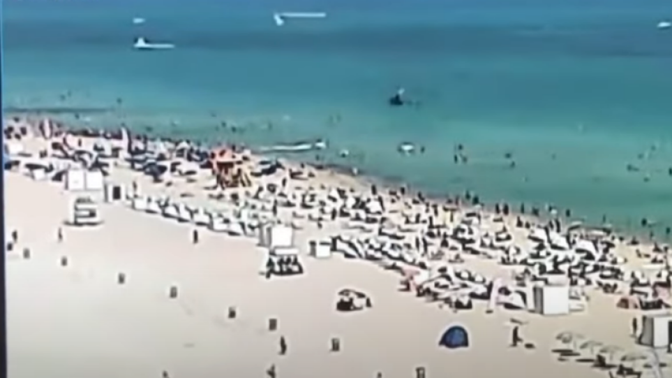ΗΠΑ: Σοκαριστικό βίντεο με ελικόπτερο να πέφτει στη θάλασσα λίγα μέτρα από λουόμενους