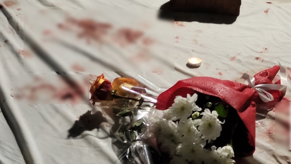Λάρισα: Άπλωσαν το σεντόνι με το αίμα του 22χρονου που τον καταπλάκωσε ο τοίχος έξω από το δημαρχείο
