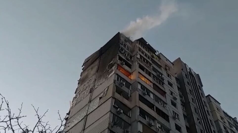 Πόλεμος στην Ουκρανία: Συντρίμμια πυραύλου που καταρρίφθηκε έπεσαν σε πολυκατοικία στο Κίεβο, τουλάχιστον ένας νεκρός