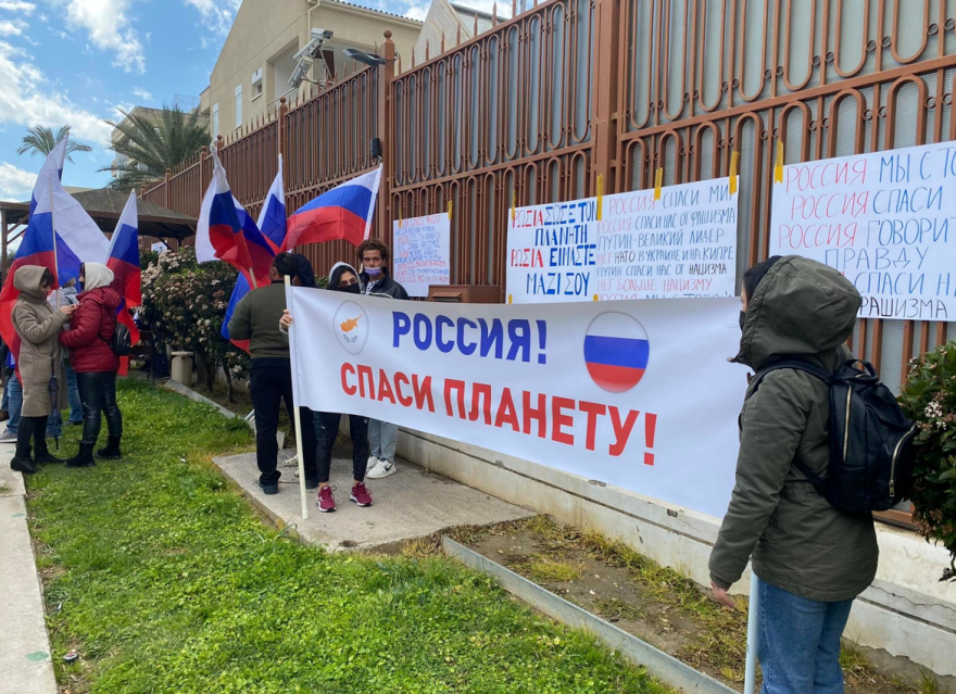 Διαδήλωση υπέρ του πολέμου και του Πούτιν έξω από την πρεσβεία της Ρωσίας στη Λευκωσία