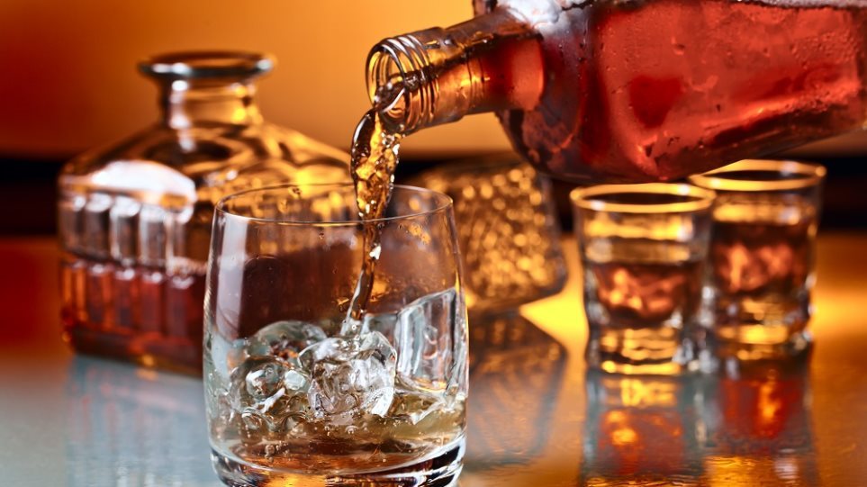 Κορωνοϊός: Κατά 25% αυξήθηκαν οι θάνατοι από αλκοόλ στην πανδημία
