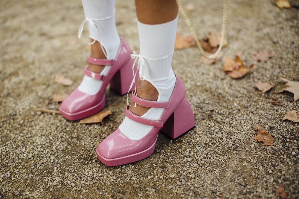 Bell heels: Η νέα τάση στα τακούνια που θα σε κάνει να πετάξεις τα stilettos σου