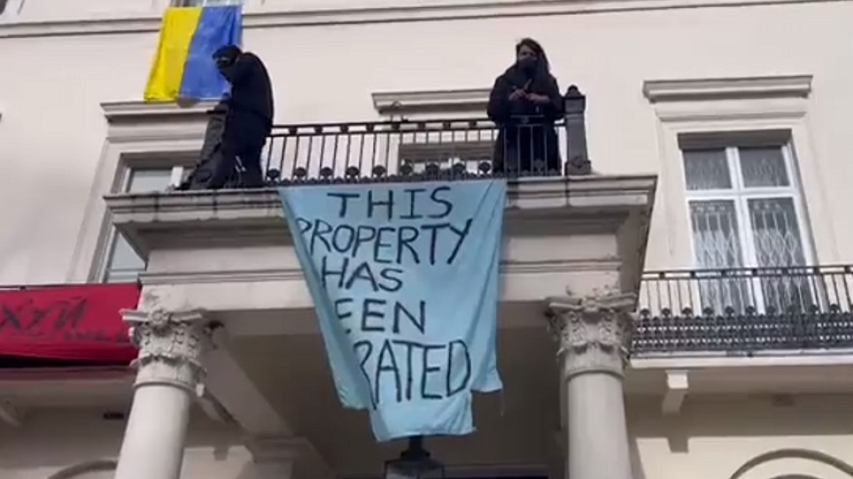 Πόλεμος στην Ουκρανία: Ακτιβιστές έκαναν κατάληψη στην έπαυλη του Ρώσου ολιγάρχη Ντεριπάσκα στο Λονδίνο