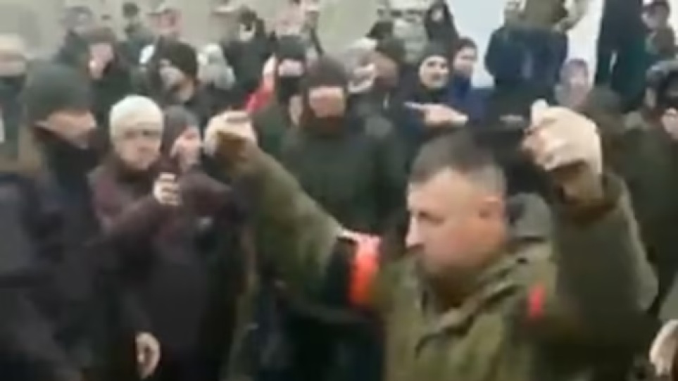 Πόλεμος στην Ουκρανία: Ρώσος στρατιώτης με δύο χειροβομβίδες στα χέρια απαιτεί από τους πολίτες να παραδοθούν