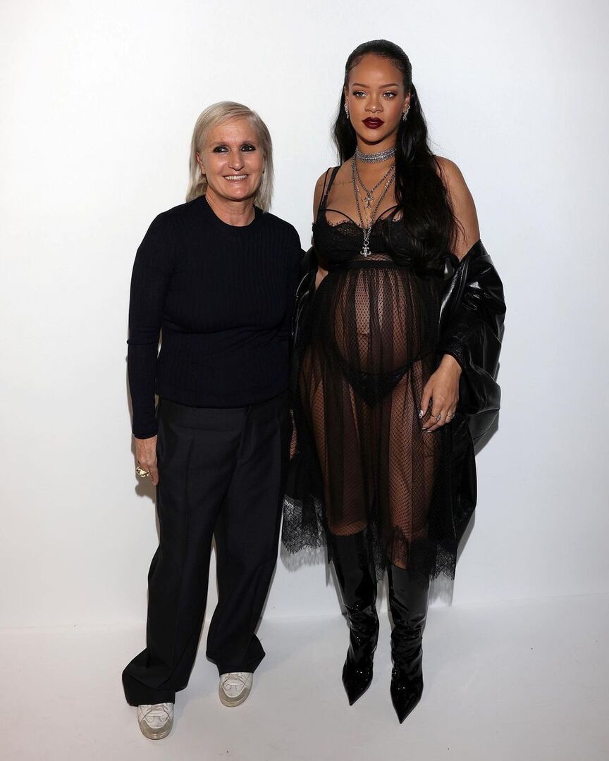 Η Rihanna παρακολούθησε το show του Dior με ένα pregnancy σύνολο που έκανε statement