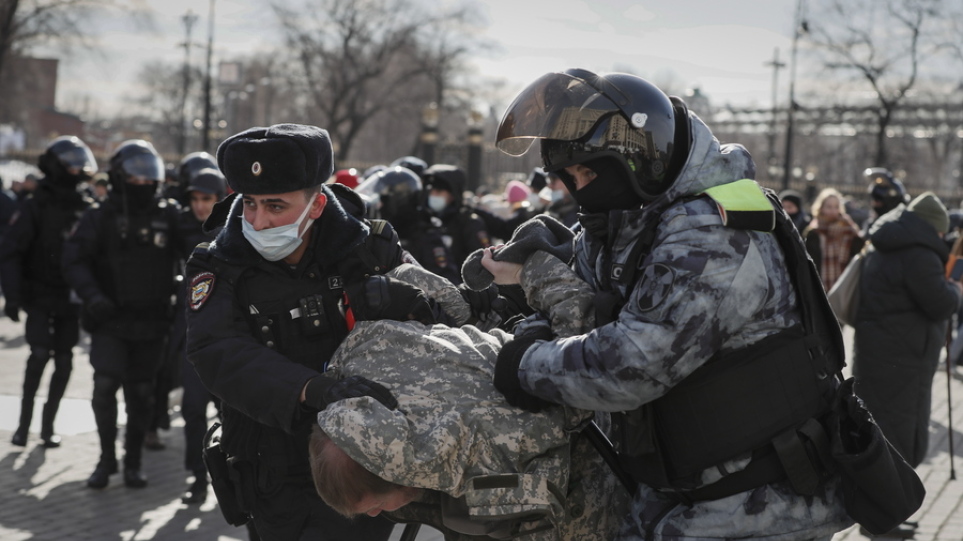 Πόλεμος στην Ουκρανία – Ρωσίας: Επεισοδιακές συλλήψεις 3.500 διαδηλωτών κατά της εισβολής – Δείτε βίντεο