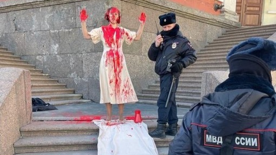 Βίντεο: Η ρωσική αστυνομία συλλαμβάνει μια γυναίκα στην Αγία Πετρούπολη που διαμαρτύρεται για την εισβολή στην Ουκρανία