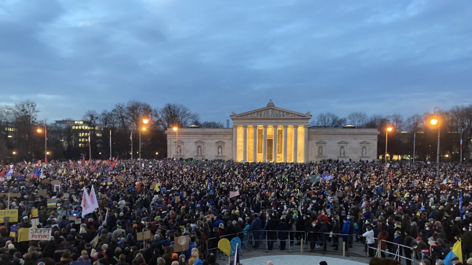 Εισβολή στην Ουκρανία: Αντιπολεμική διαδήλωση με πάνω από 50.000 άτομα στο Μόναχο